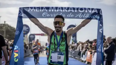 Fábio Oliveira com a faixa da Meia Maratona de Gaia.
